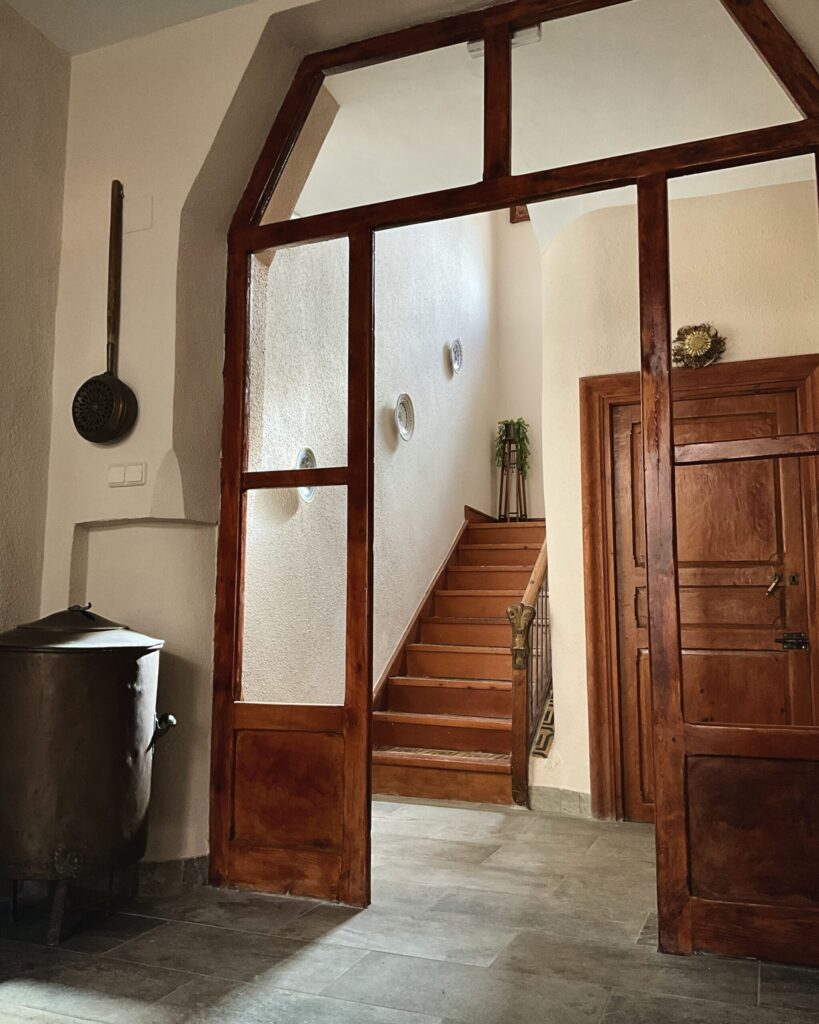 puerta-escalera-navarra-casa-rural-bardenas